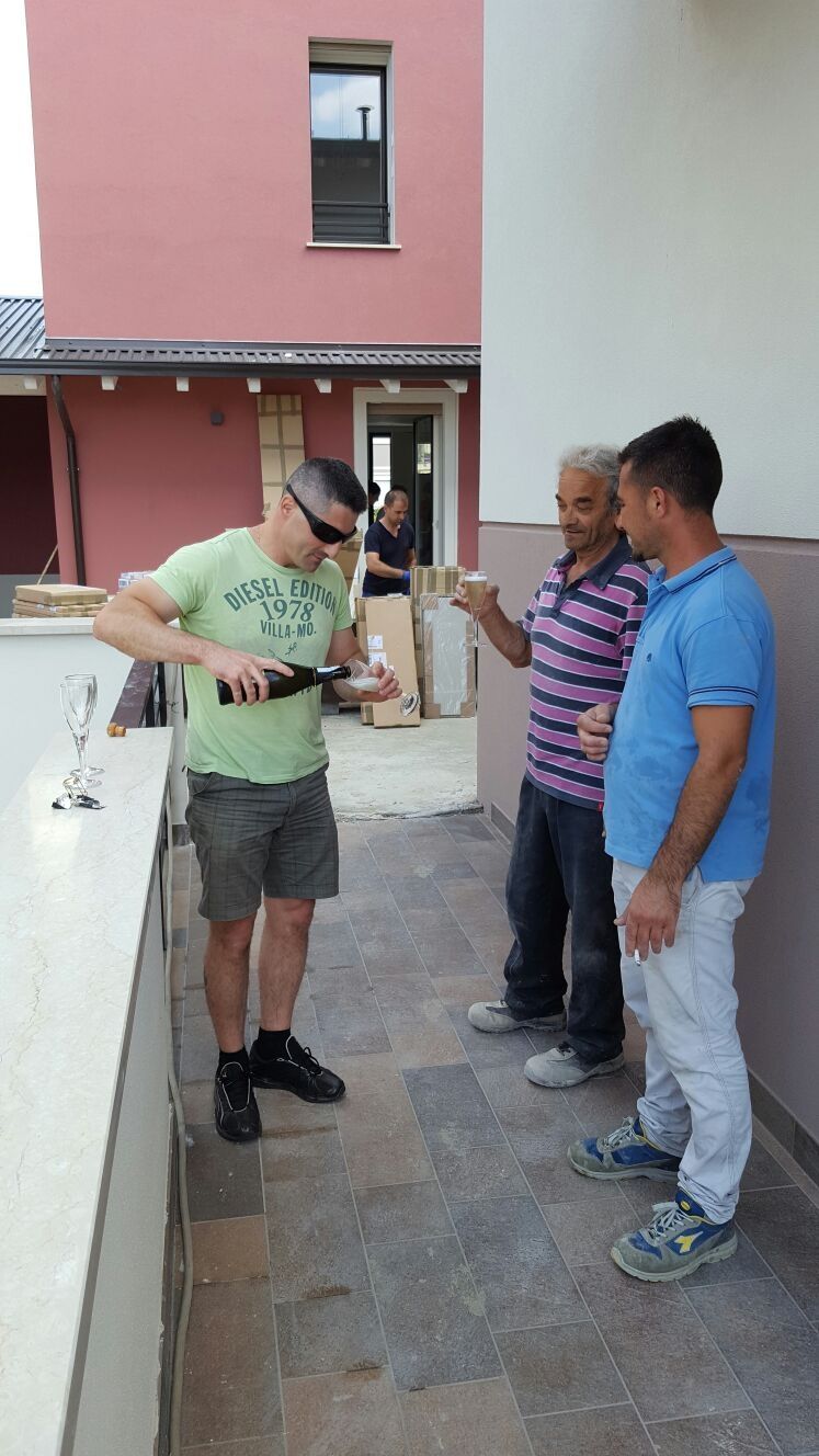 Un acquirente festeggia dopo il rogito
