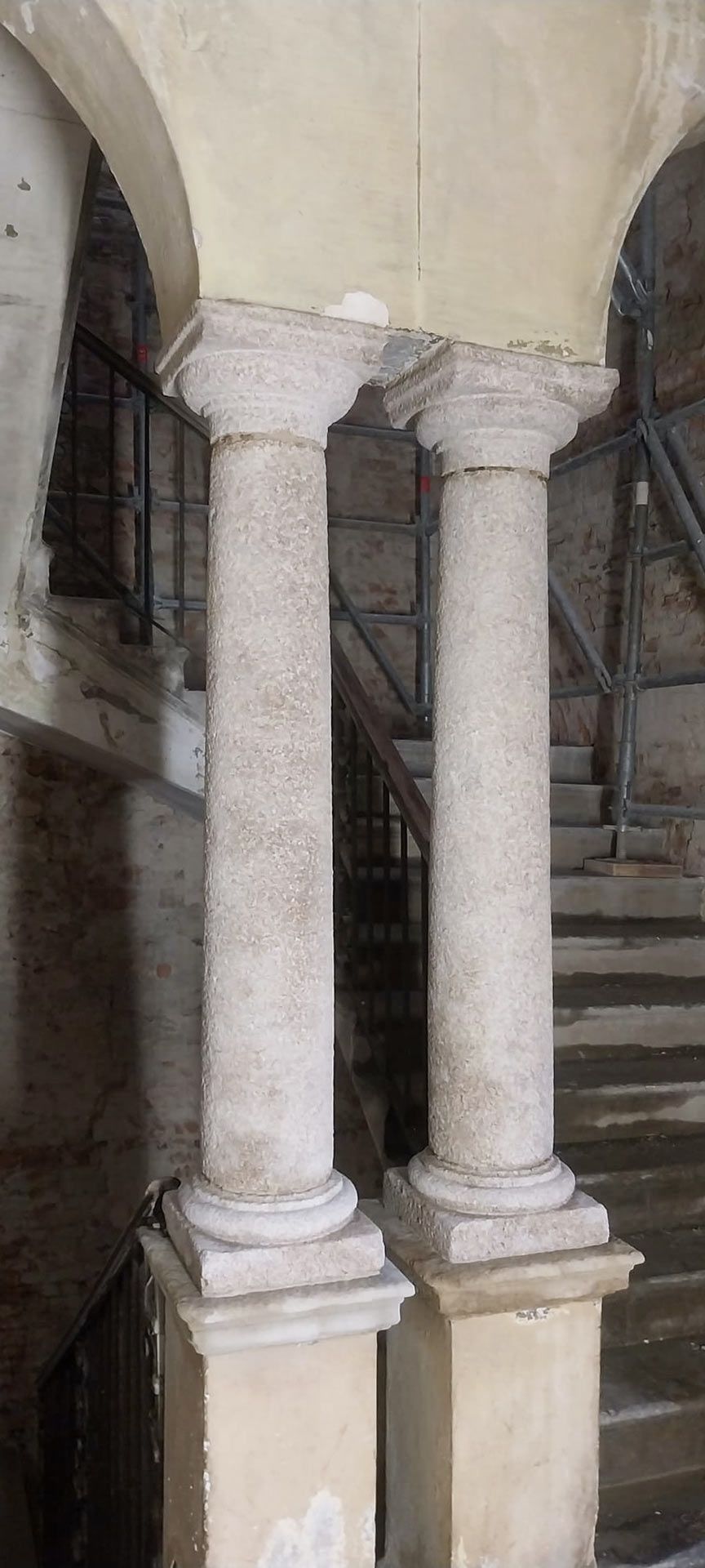 Sabbiatura colonne piano primo