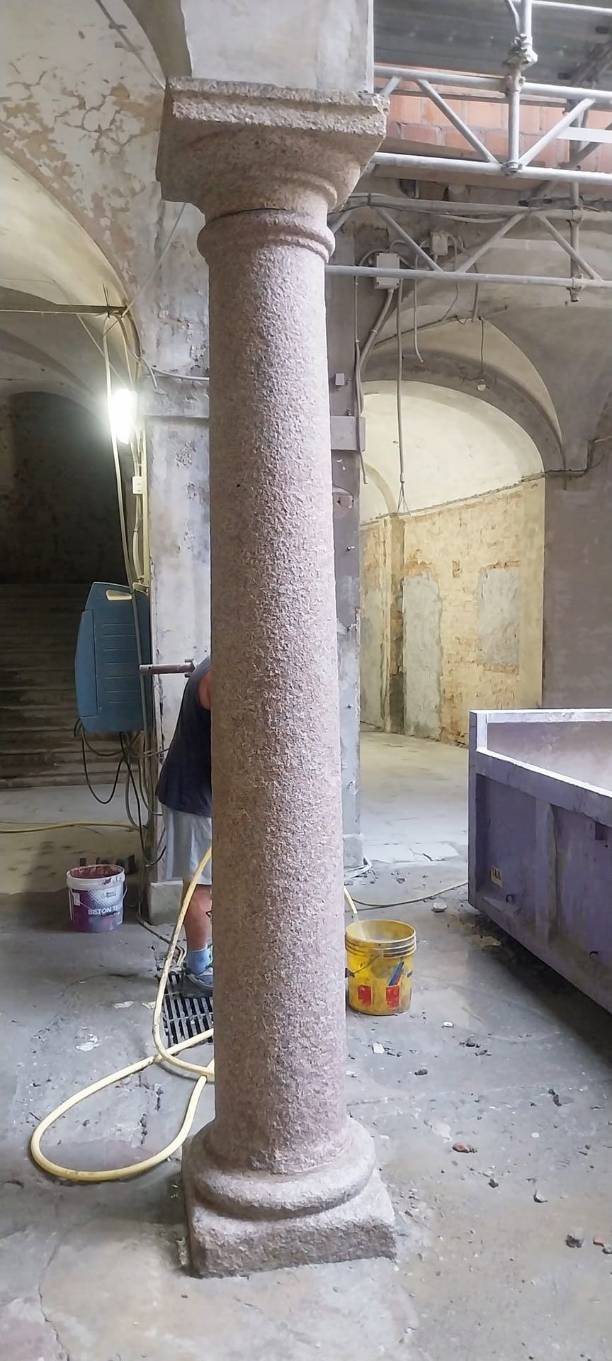 Sabbiatura colonna cortile