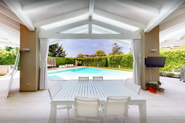 Prestigiosa Villa con piscina