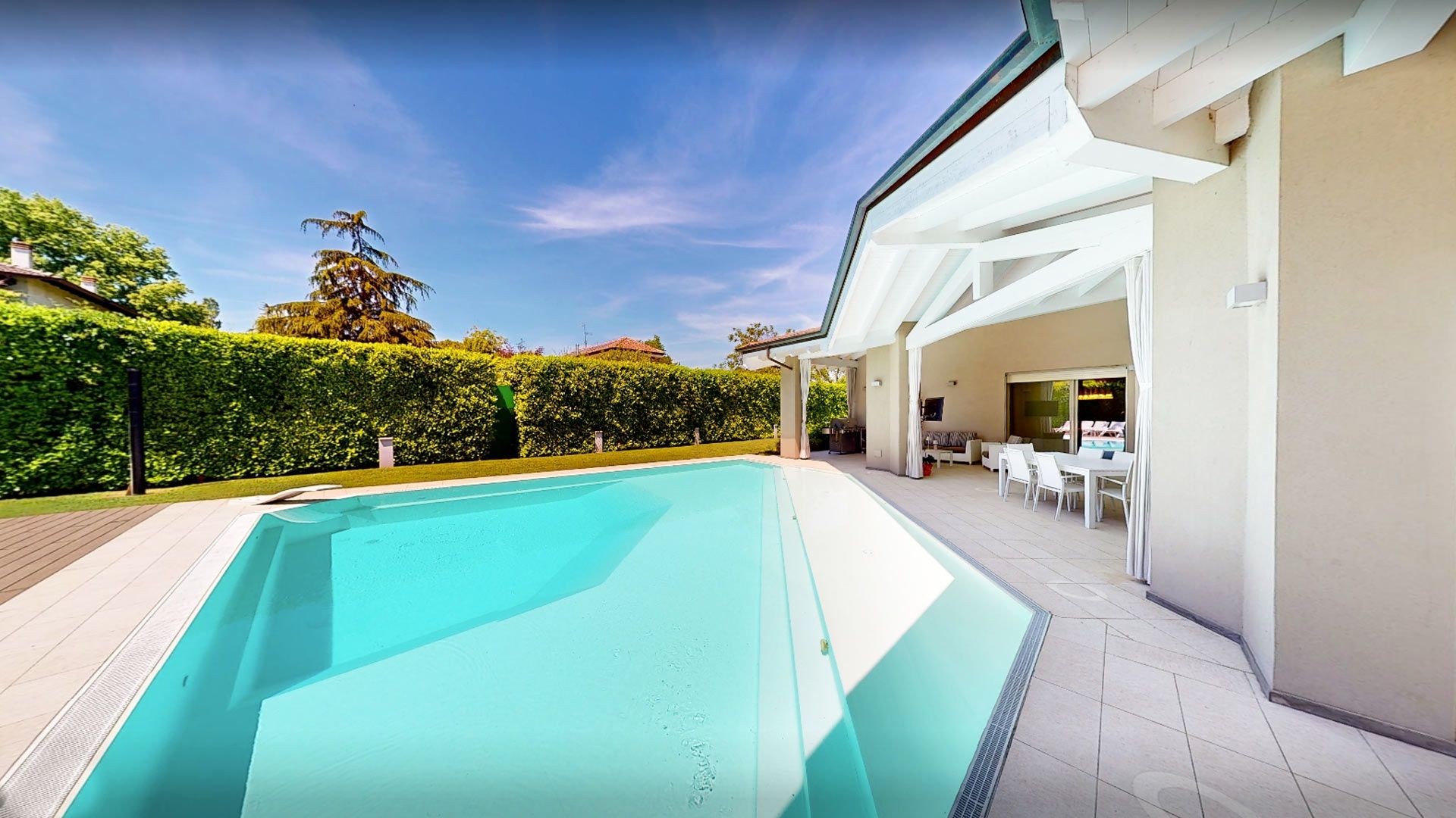 Piscina a sfioro