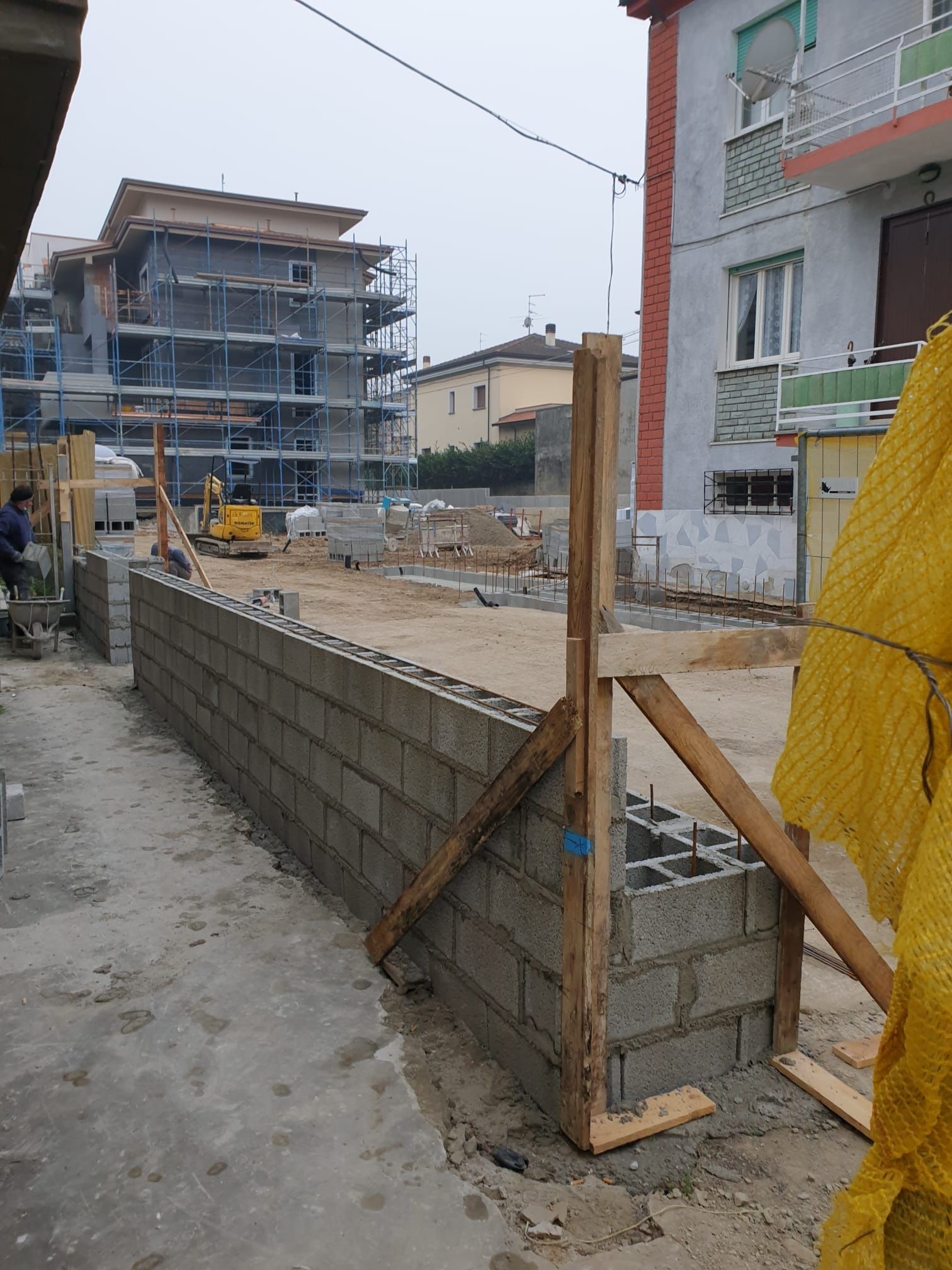 Elevazione muro di confine