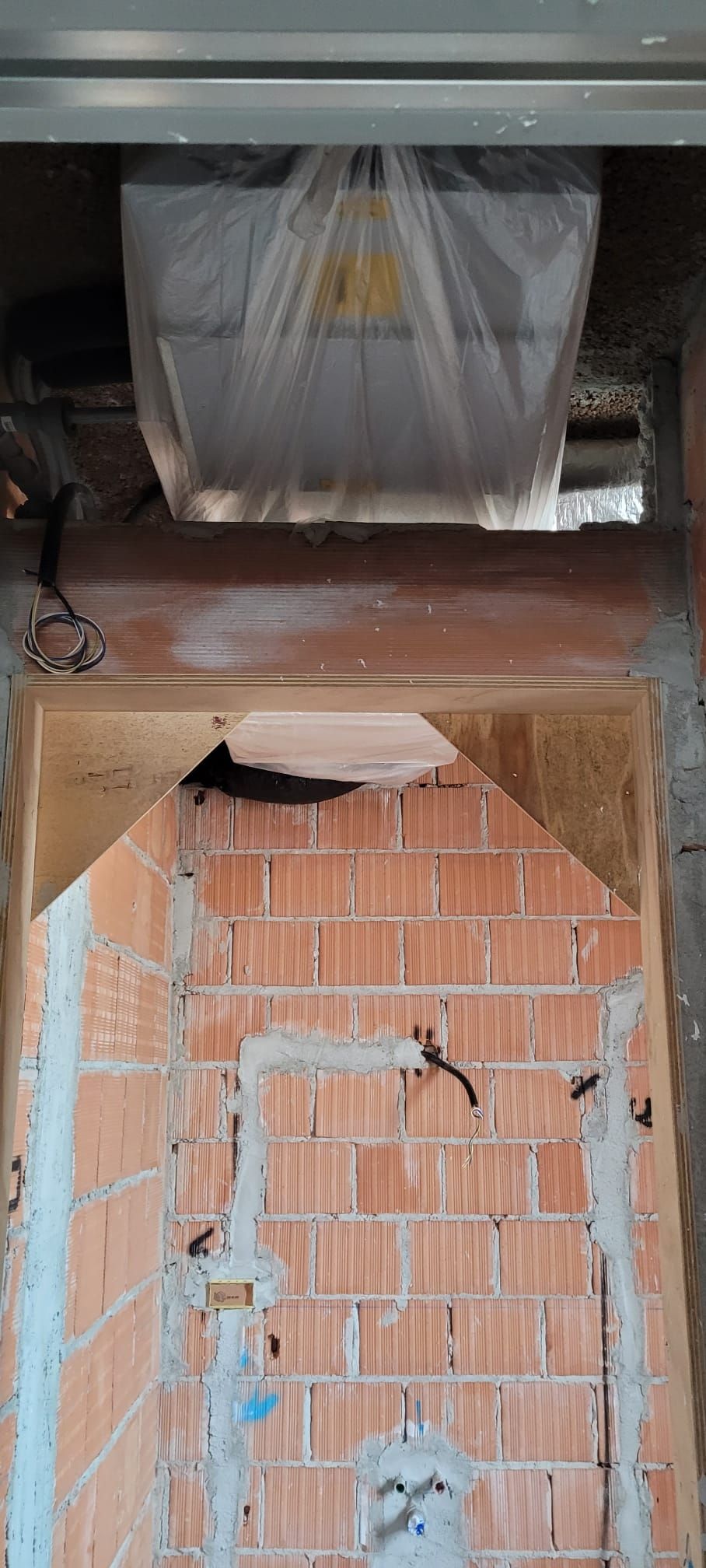 Copertura macchine per inizio intonaci