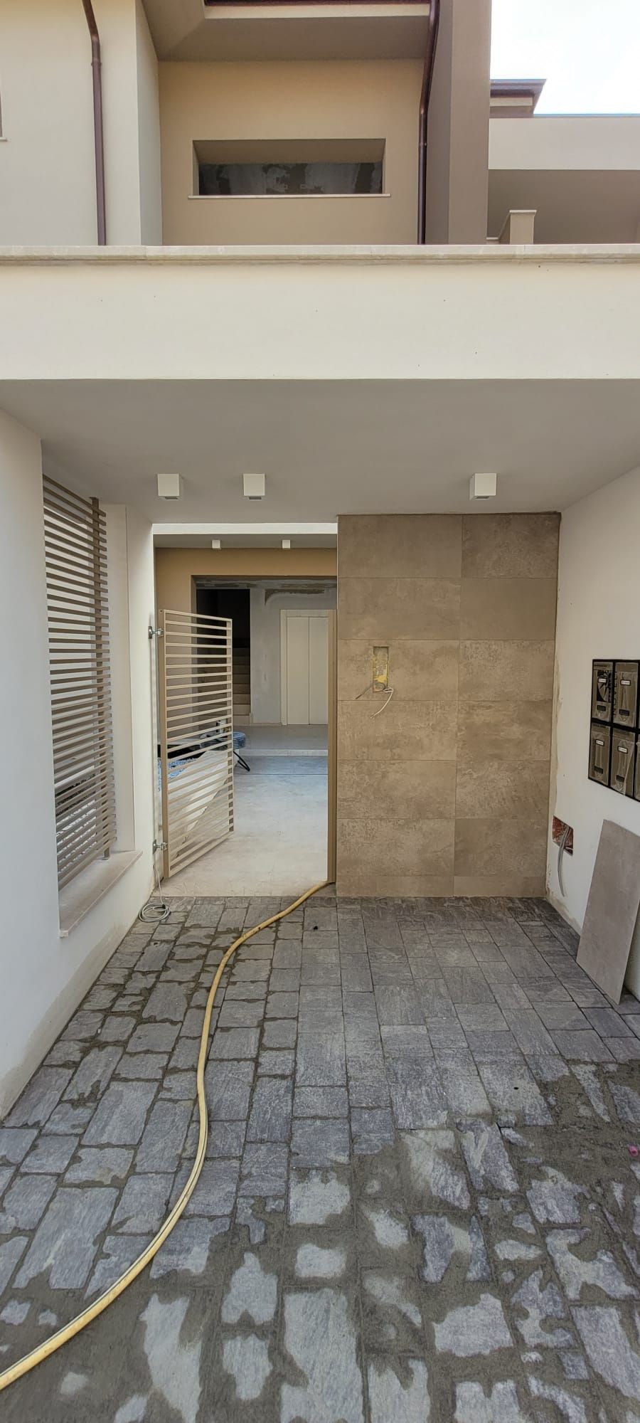 Illuminazione led ingresso pedonale