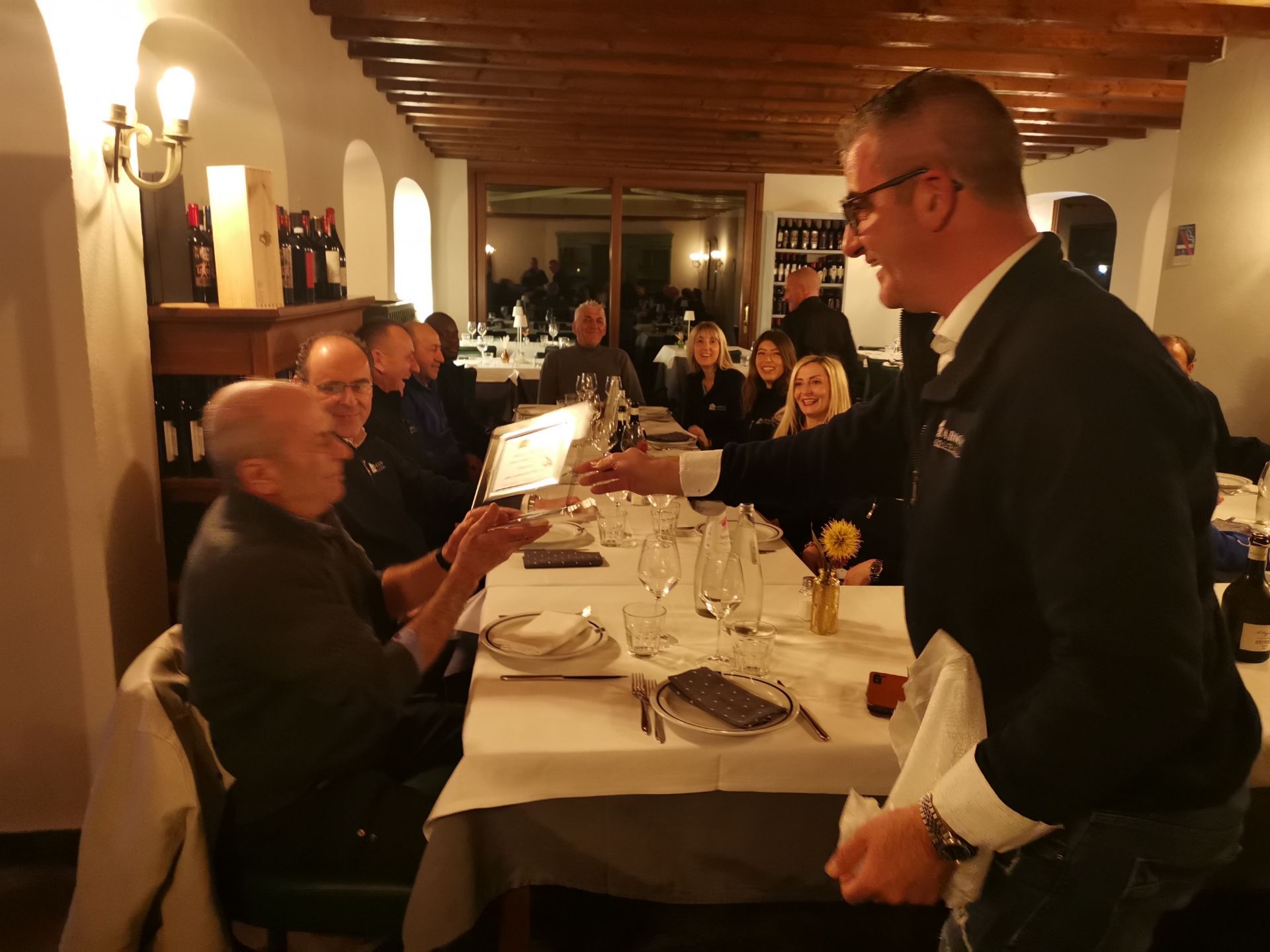 Il Direttore Geom. Luciano Balsamo che consegna la targa al Sig. Angelo Badiaschi 