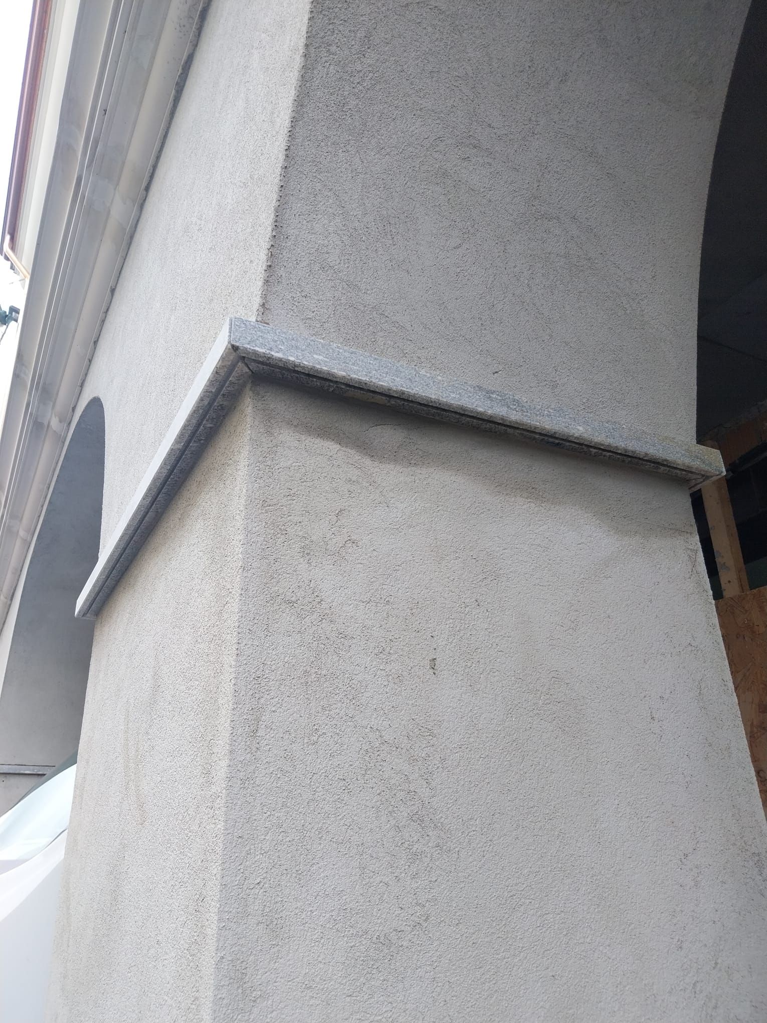 Cornici in beola su pilastri porticato
