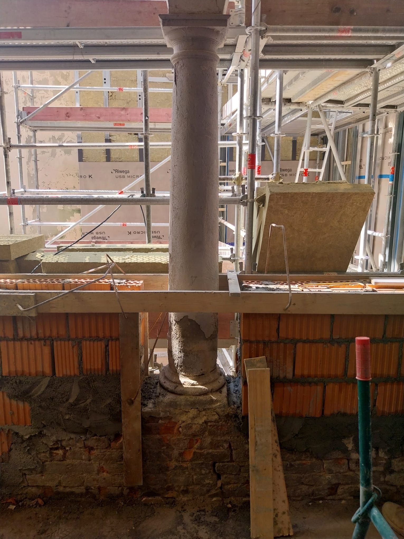 Particolare colonna terrazzo al piano primo