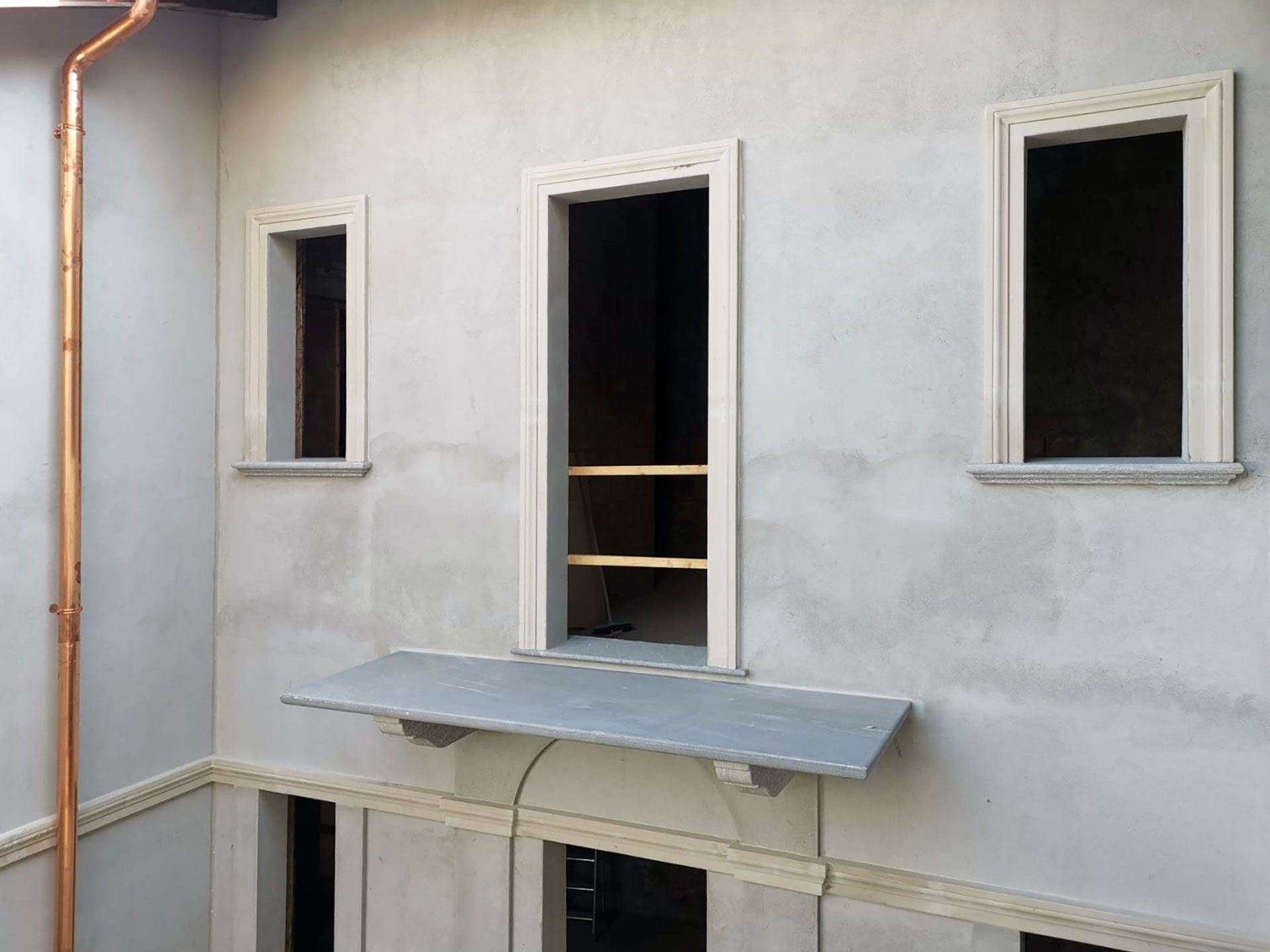 Particolare cornici e terrazzo