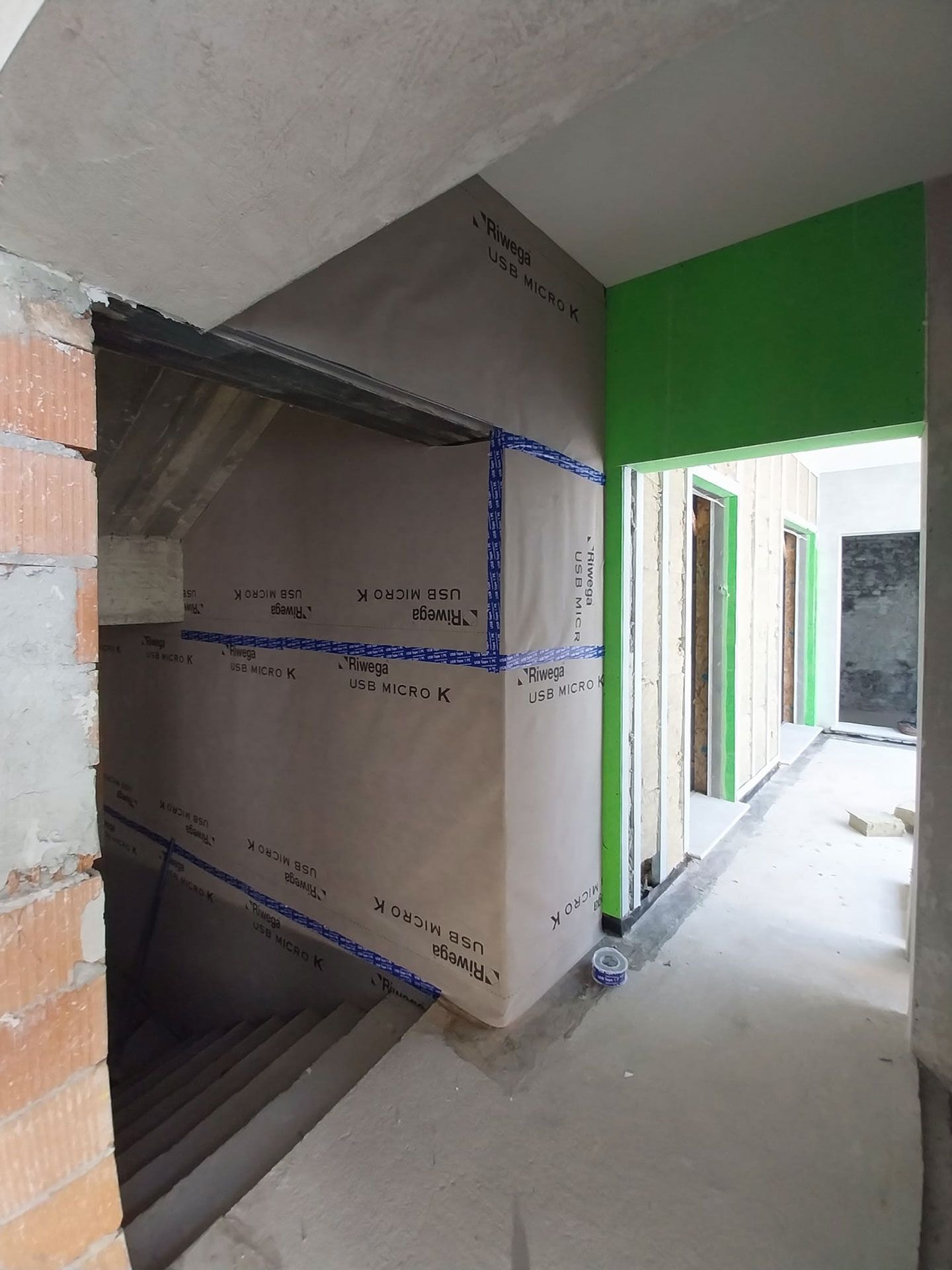 Chiusura pacchetto con telo e nastratura