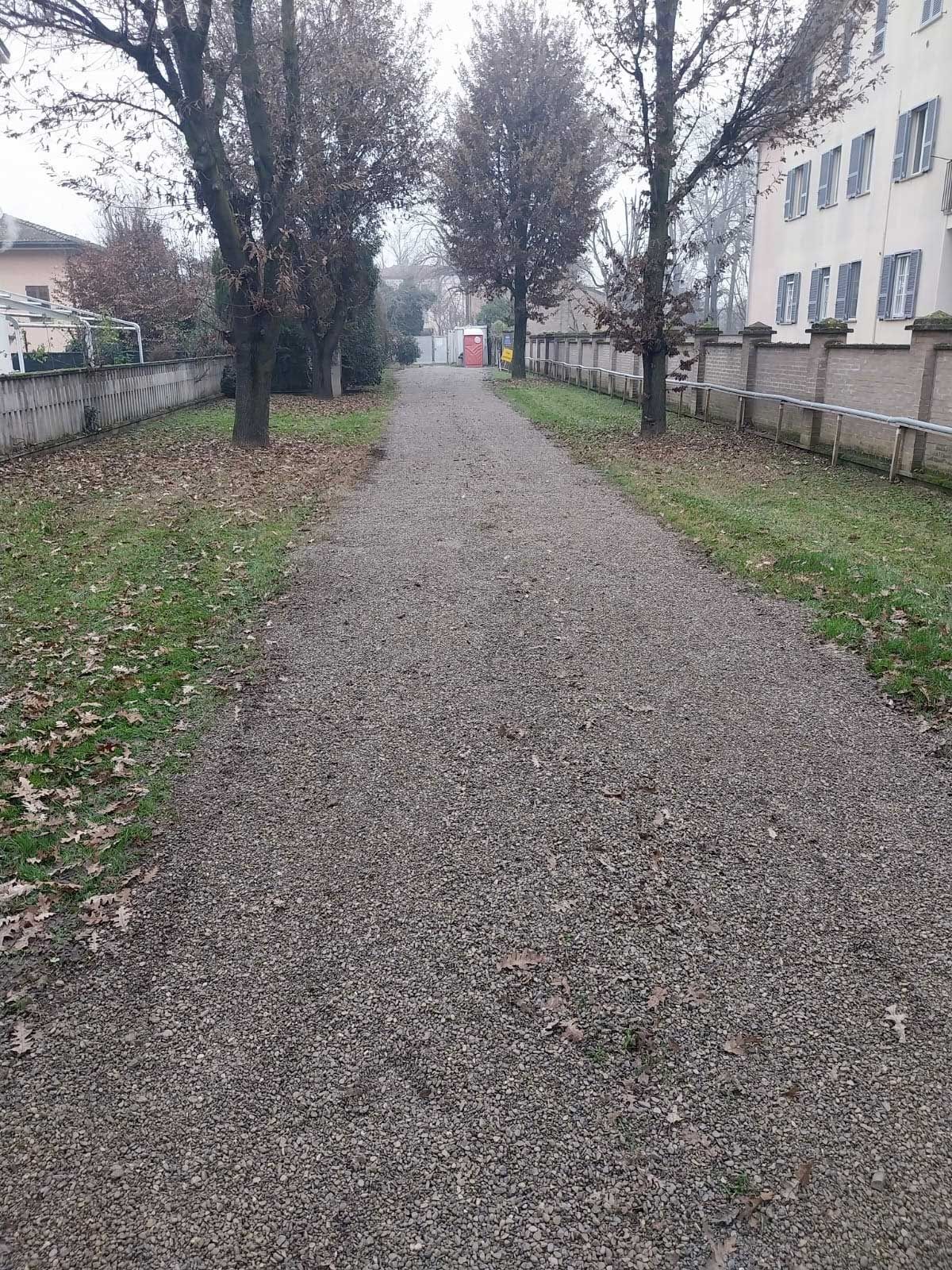 Stesura ghiaietto sul viale