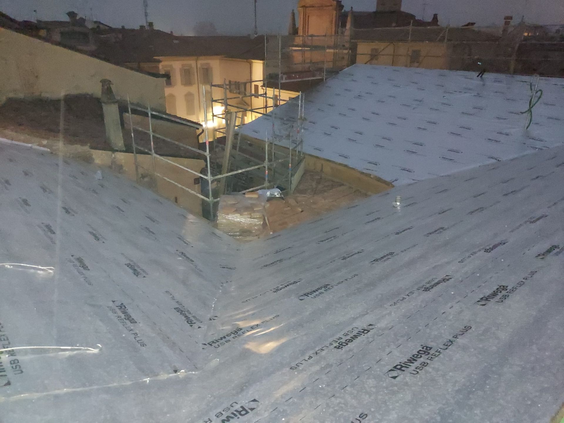 Copertura pannelli con telo impermeabile