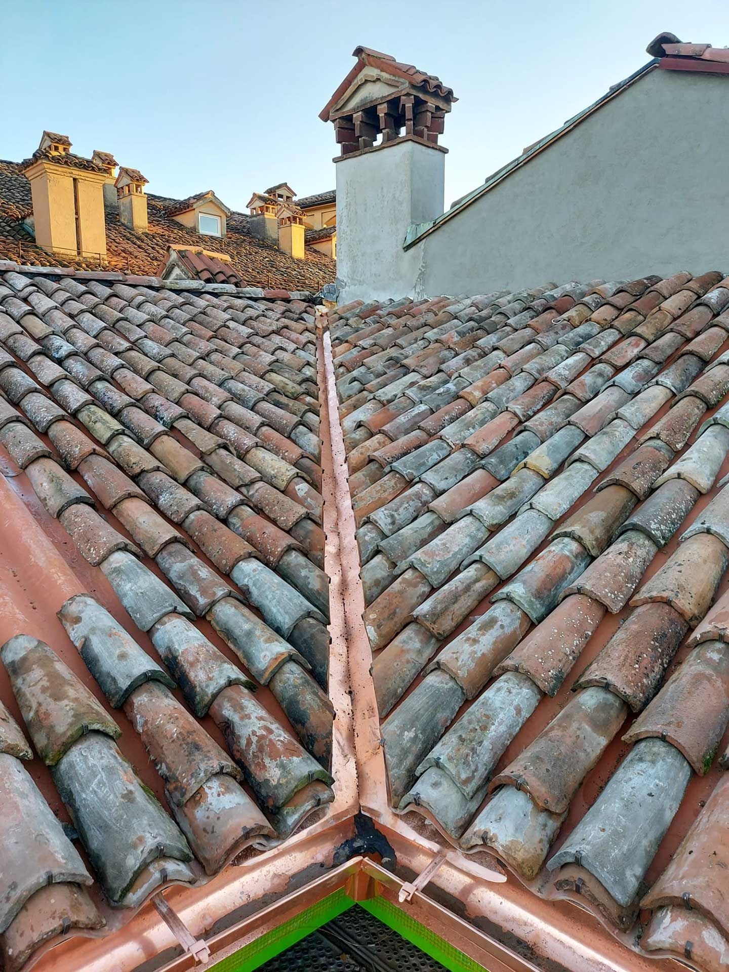 Particolare dei coppi con lattoneria in rame