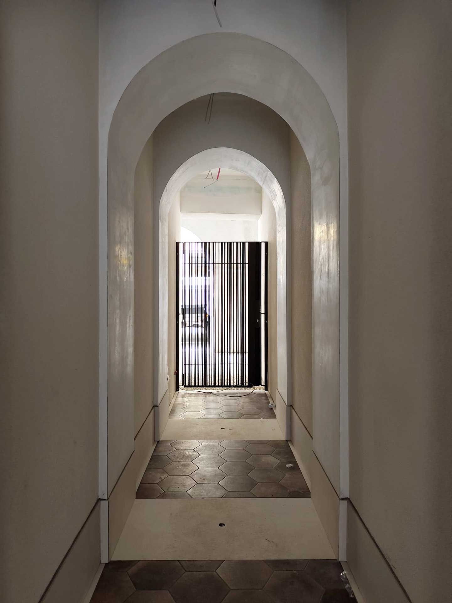 L'ingresso visto dall'interno