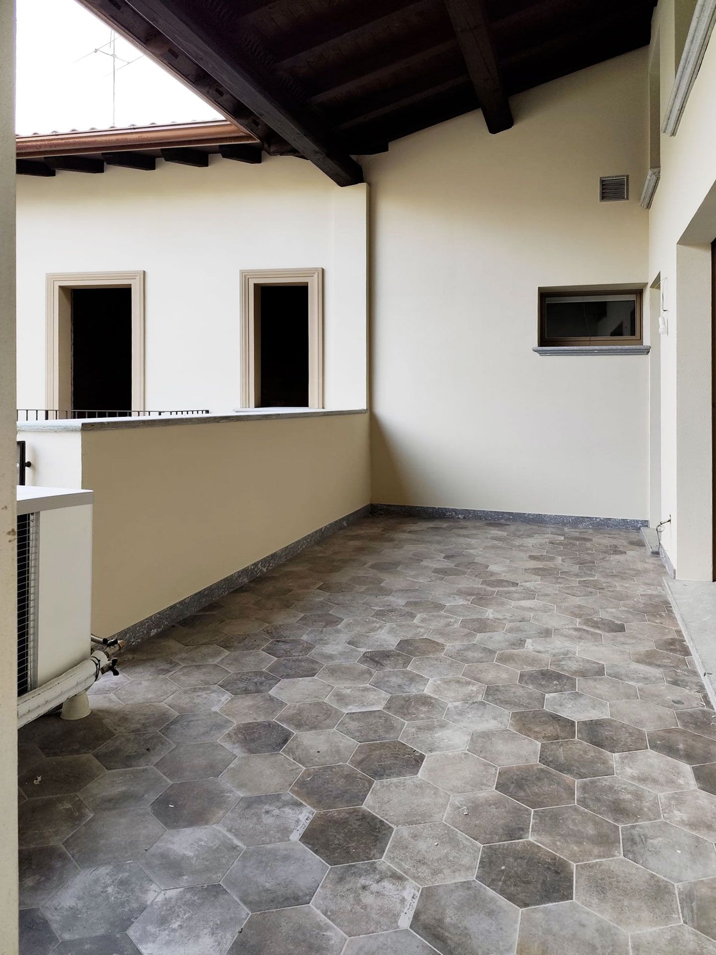 Terrazzo coperto della soluzione C