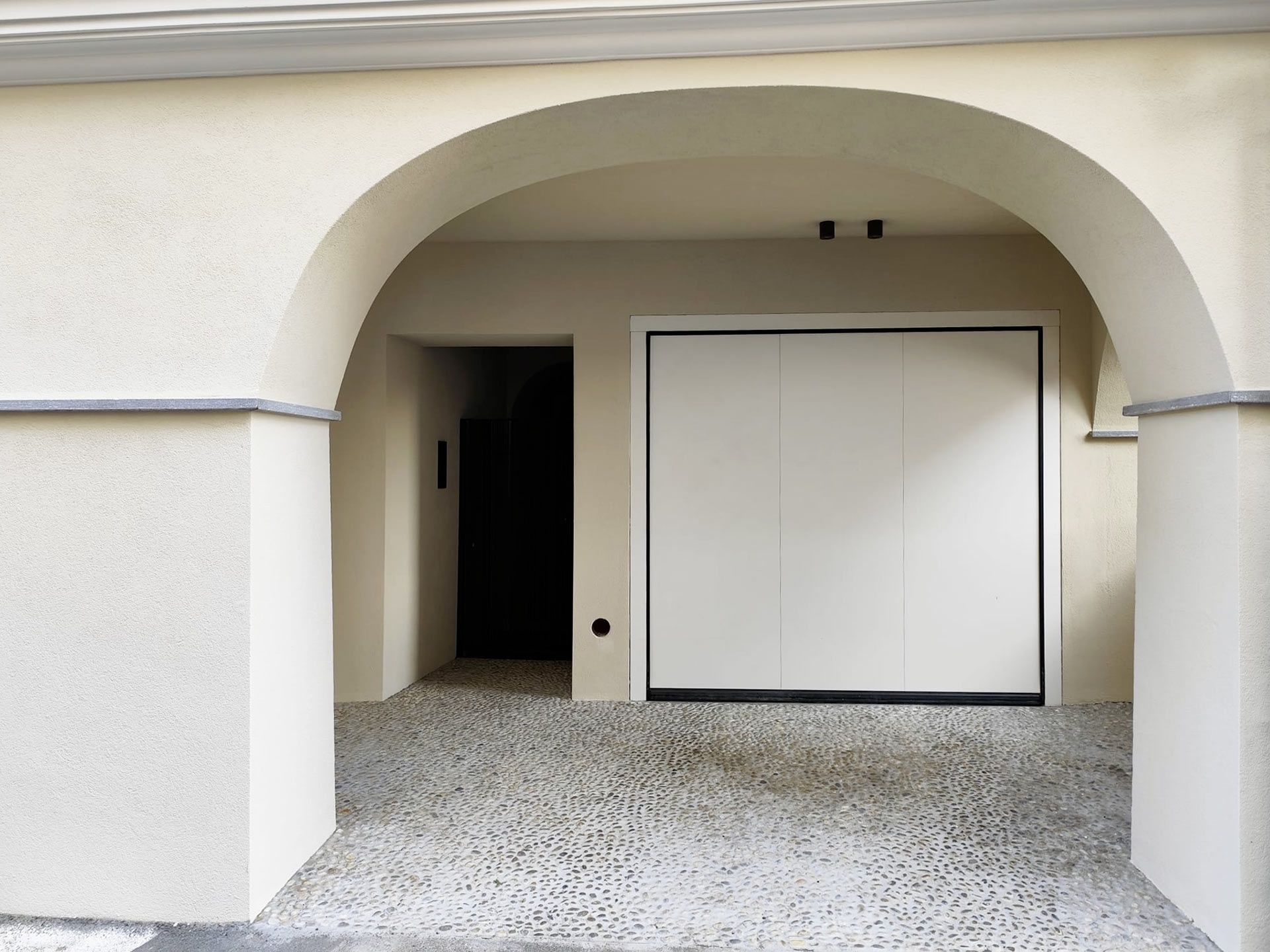 Ingresso pedonale dal porticato