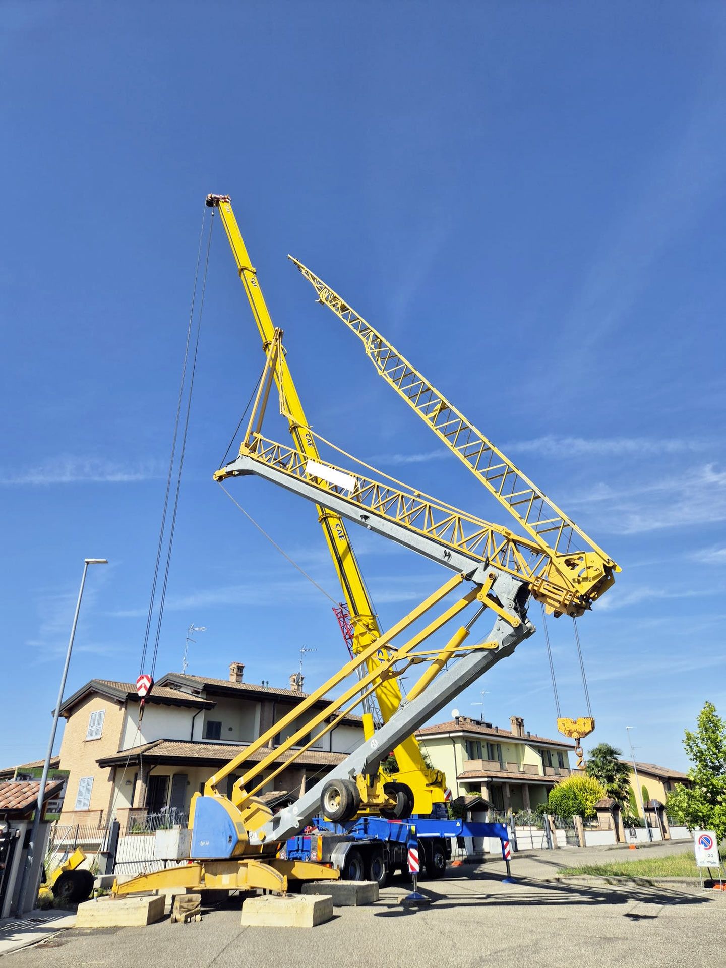 Montaggio gru di cantiere