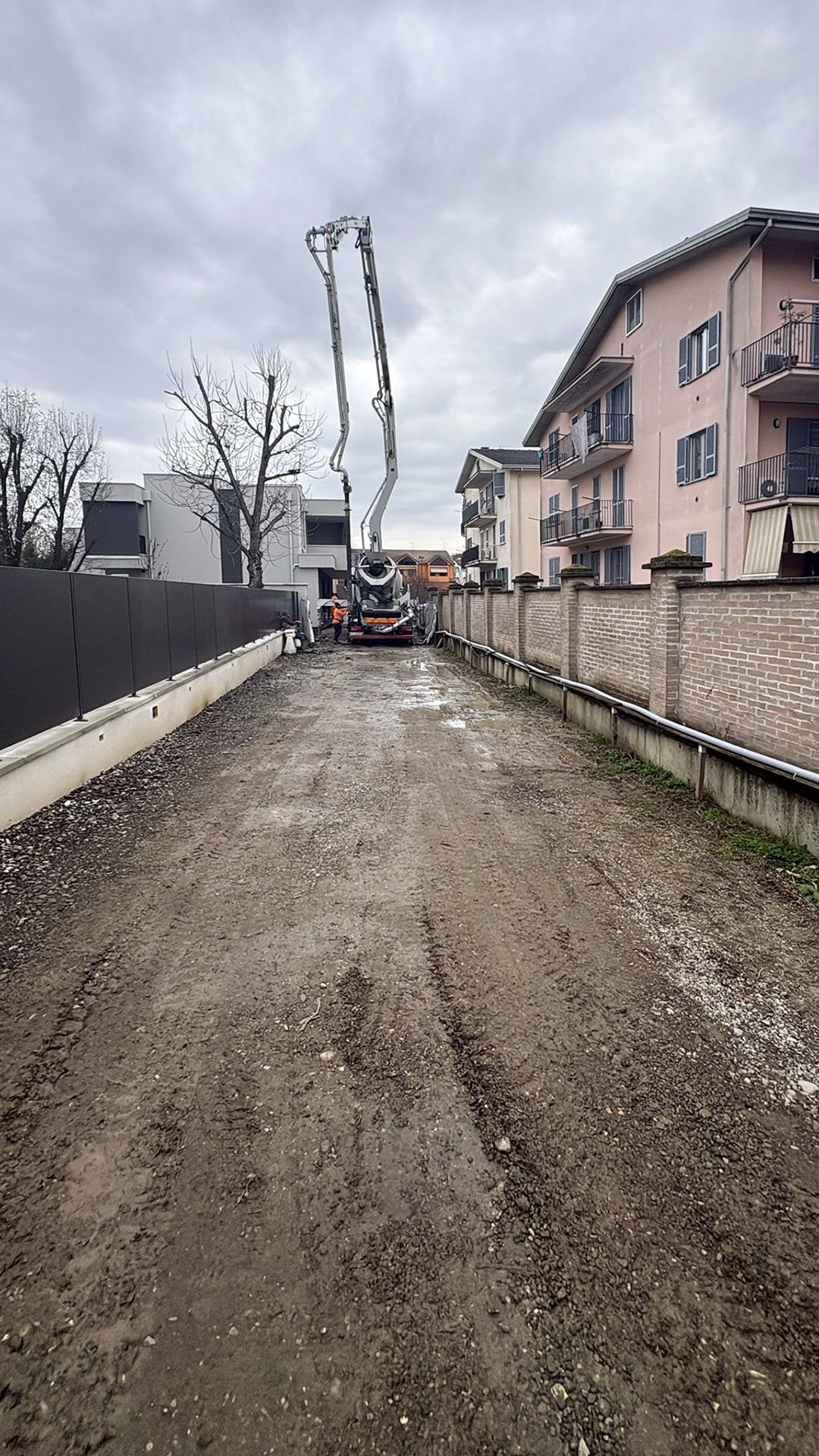 Piazzamento pompa per getto terrazzi e interrato