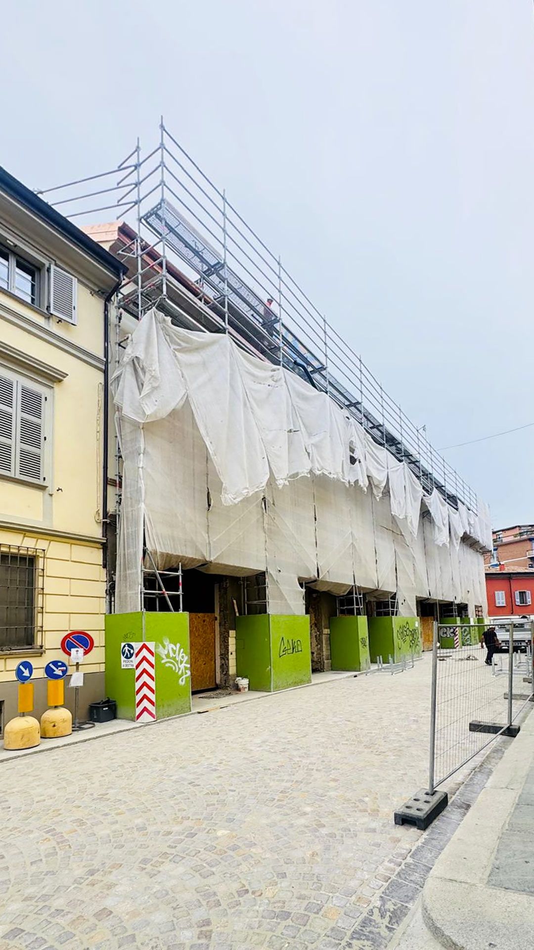 Inizio rimozione teli ponteggio
